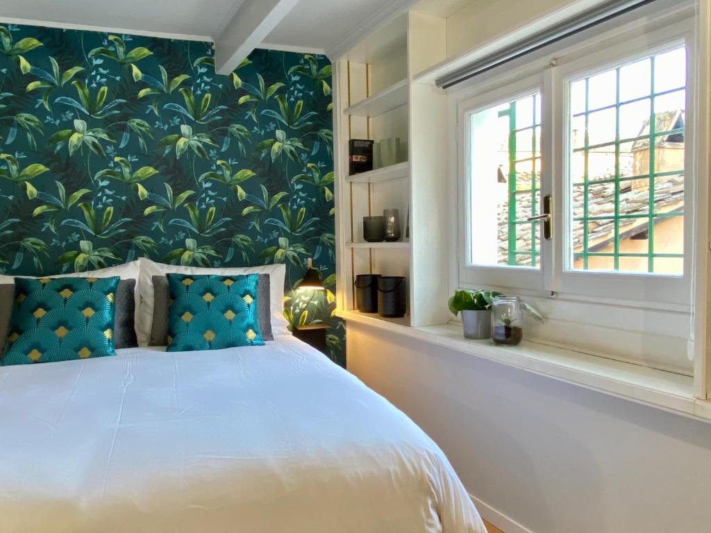 - une chambre dotée d'un grand lit avec un mur bleu et vert dans l'établissement Paradise Penthouse Suite Amazing View, à Rome
