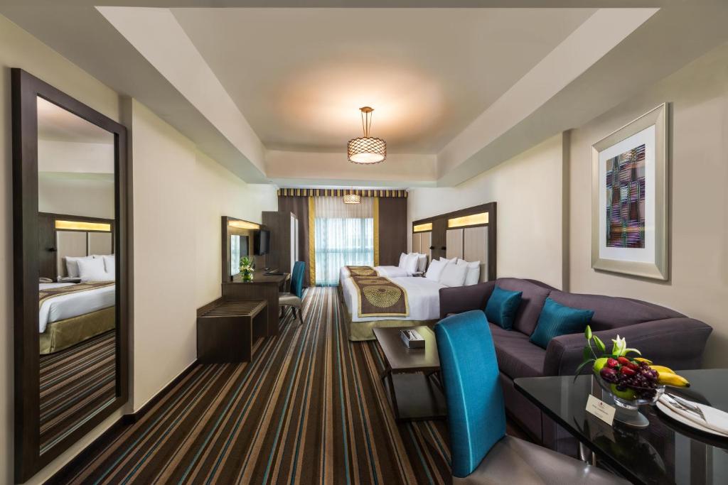 Uma área de estar em Savoy Central Hotel Apartments