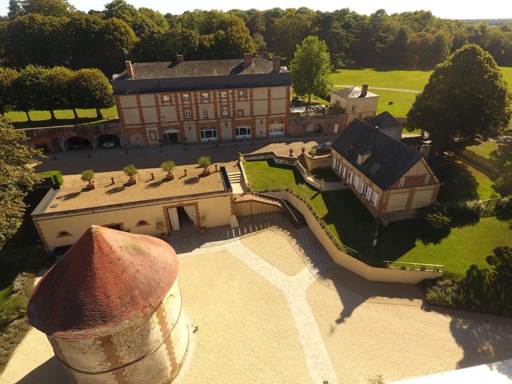 - une vue aérienne sur un grand bâtiment avec un château d'eau dans l'établissement Domaine de Montchevreuil, à Fresneaux-Montchevreuil