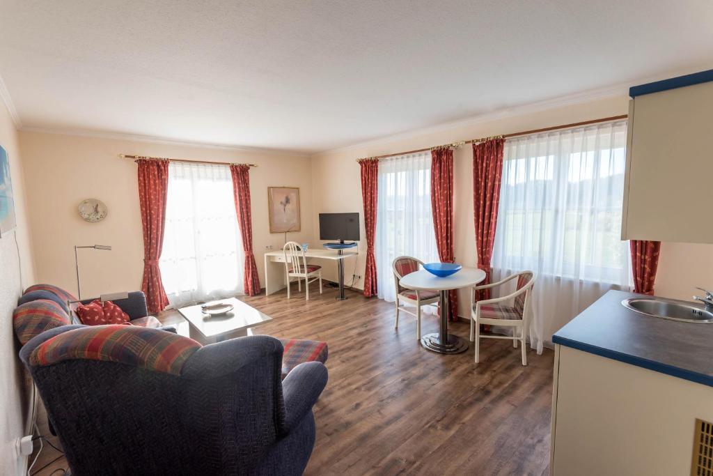 TV a/nebo společenská místnost v ubytování Landhotel Kastanienallee Putbus