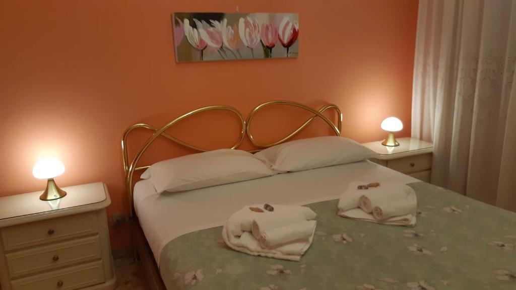 una camera da letto con un letto con due lampade sopra di Casa Giustino a Roma