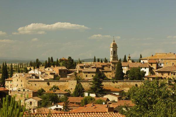Nespecifikovaný výhled na destinaci San Quirico dʼOrcia nebo výhled na město při pohledu z bed and breakfast