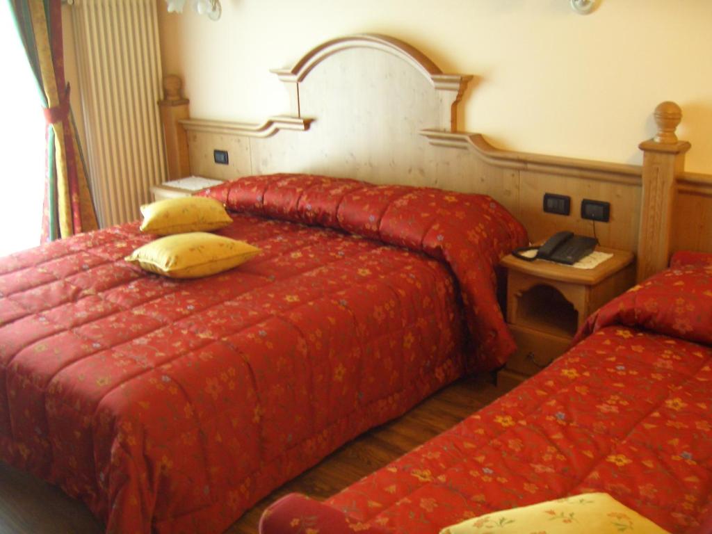 Ένα ή περισσότερα κρεβάτια σε δωμάτιο στο Albergo Miramonti Dependance