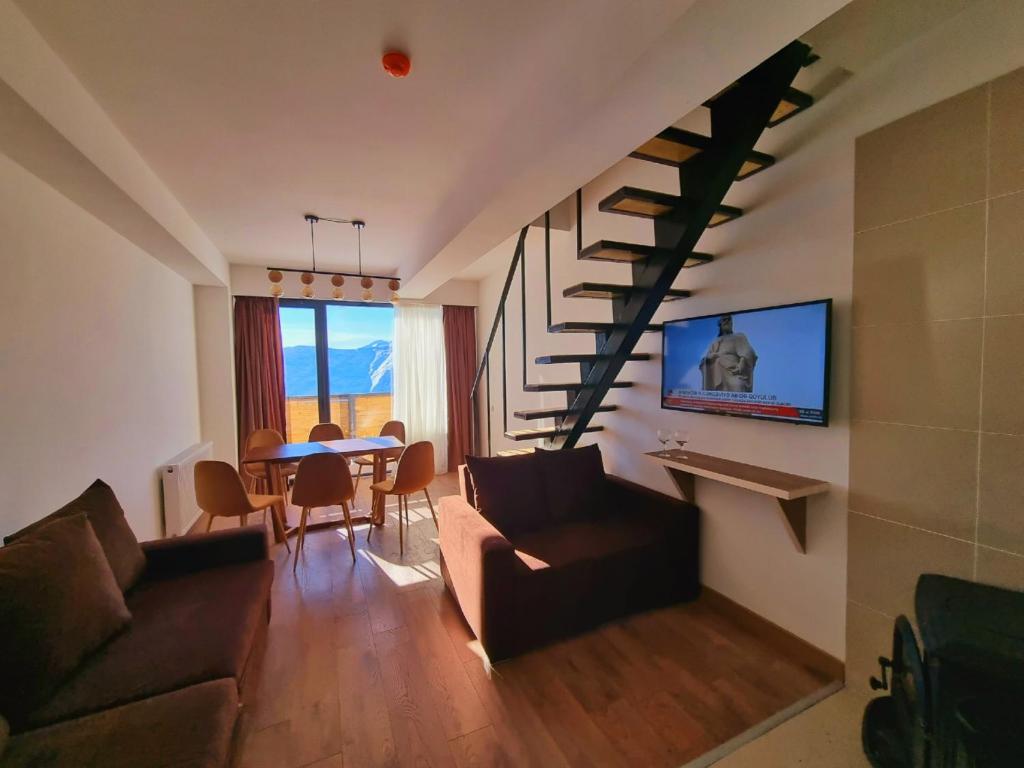 TV a/nebo společenská místnost v ubytování Gudauri Travel Chalets in New Gudauri