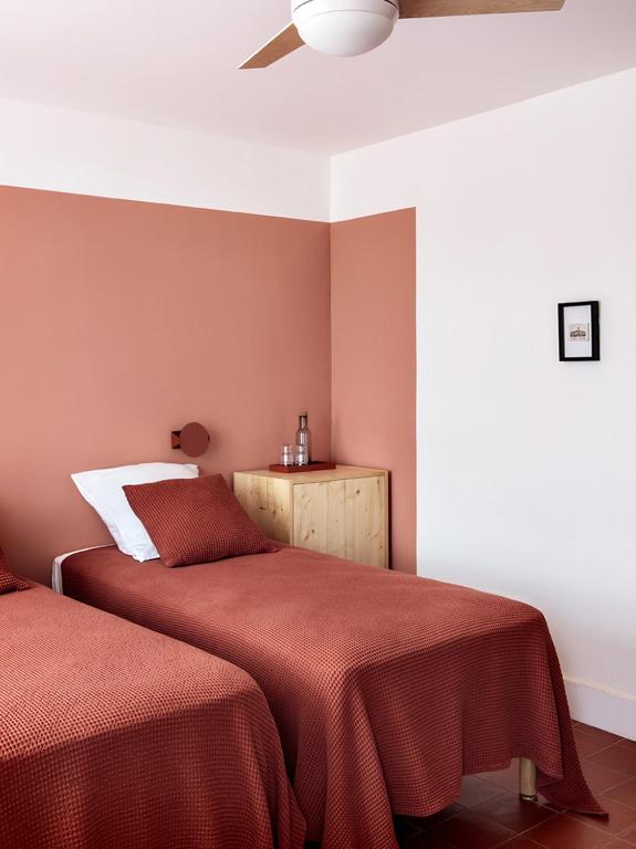 Postel nebo postele na pokoji v ubytování Hôtel Voltaire