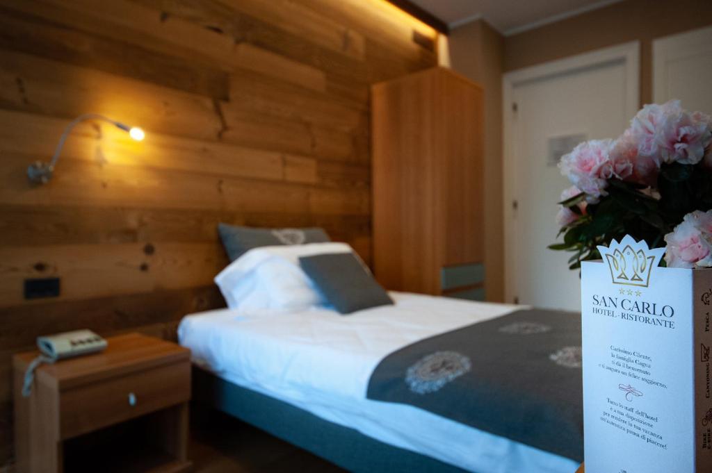 Postel nebo postele na pokoji v ubytování Albergo San Carlo