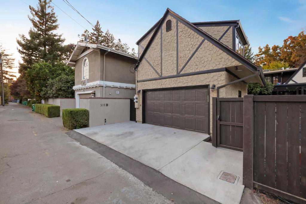New Tudor Cottage one block from Chico State and downtown with private garage - Appartement D'une Chambre