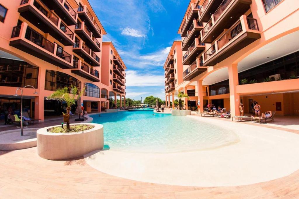 uma piscina no meio de um edifício em Jurerê Beach Village - Studio Vista Mar em Florianópolis