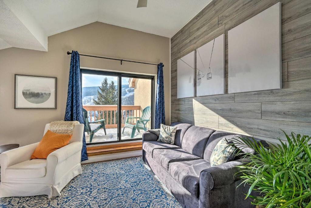 ein Wohnzimmer mit einem Sofa und einem Fenster in der Unterkunft Renovated Dover Condo - Steps to Ski Shuttle! in Dover