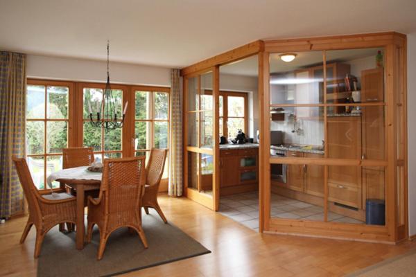 uma cozinha e sala de jantar com mesa e cadeiras em Stephanie em Sonthofen