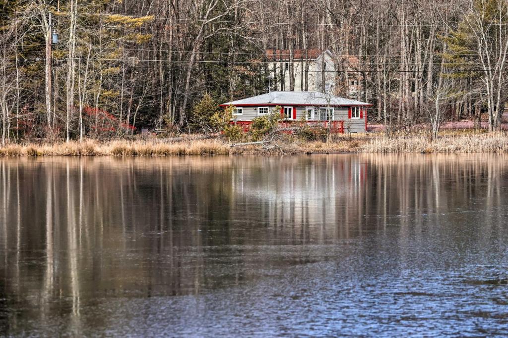 White Haven Lakeside Home with Kayaks and Fireplace! في وايت هافن: منزل على شاطيء تجمع المياه