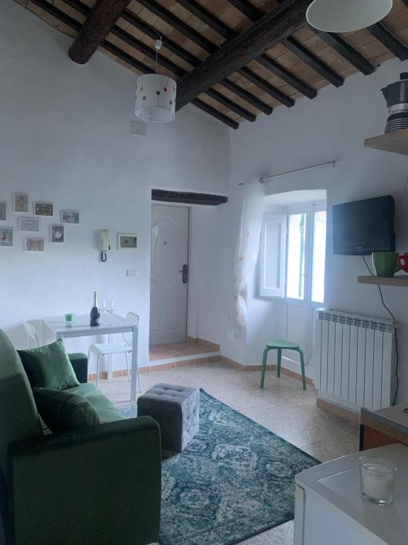 een woonkamer met een bank en een tafel bij La Bracceschina in Spoleto
