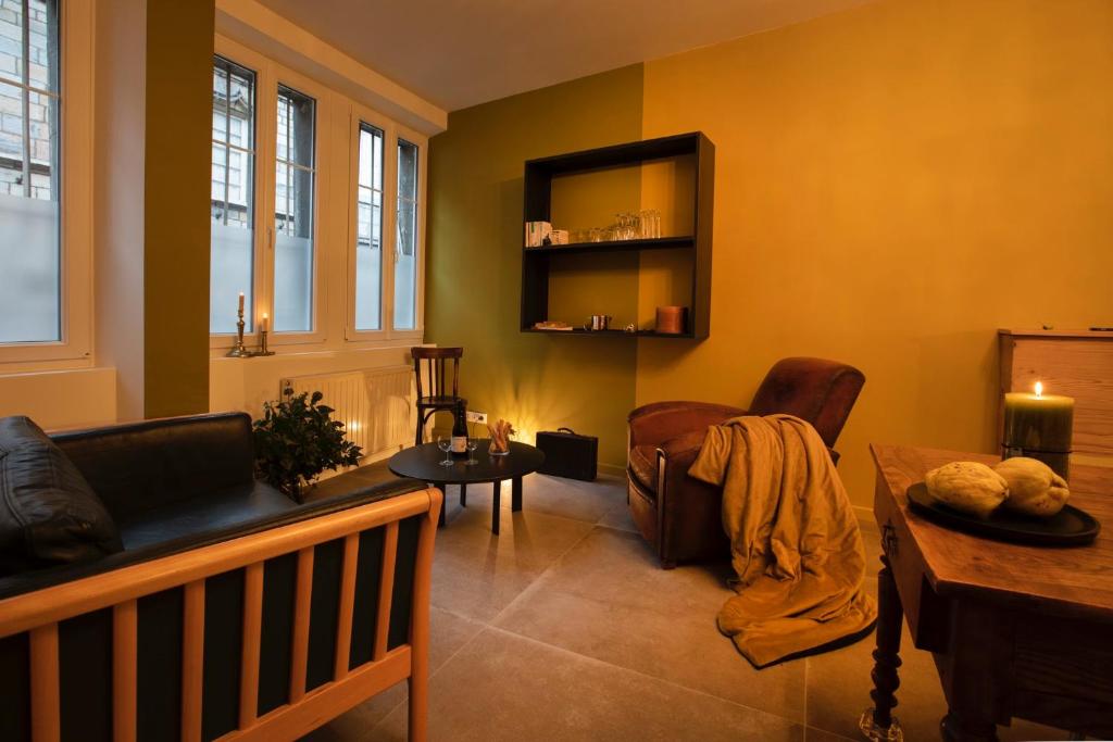 - un salon avec un canapé et une table dans l'établissement Appartement avec sauna au pied de la citadelle, à Besançon