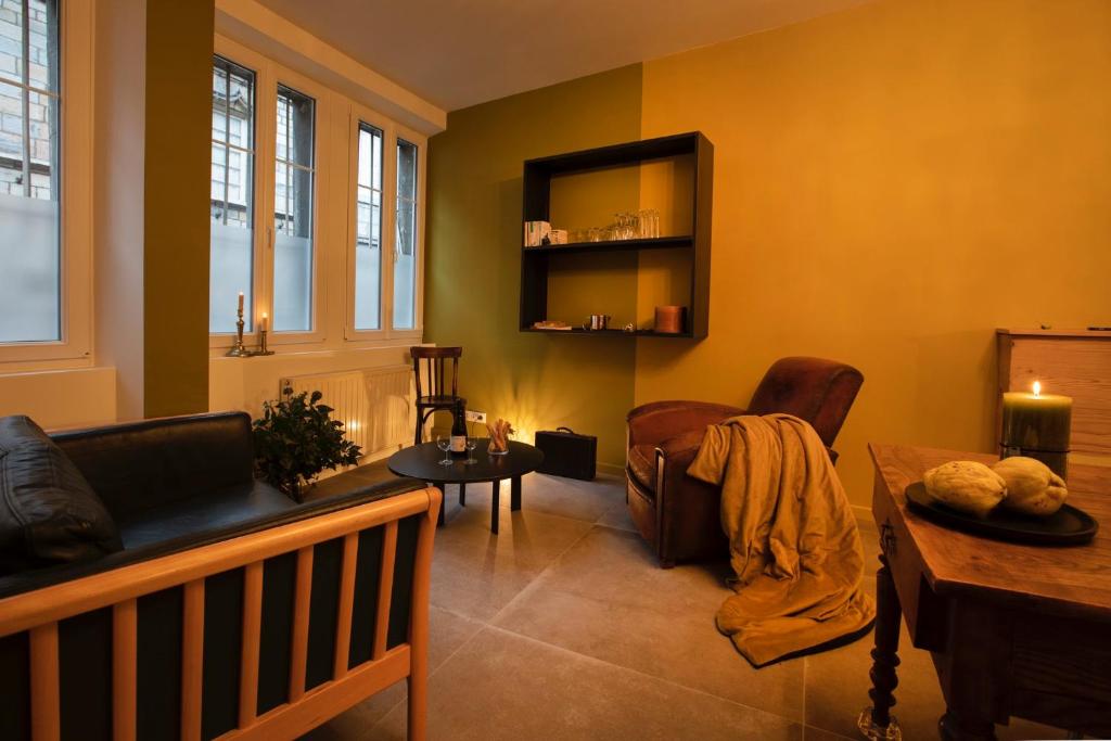 a living room with a couch and a table at Appartement avec sauna au pied de la citadelle in Besançon