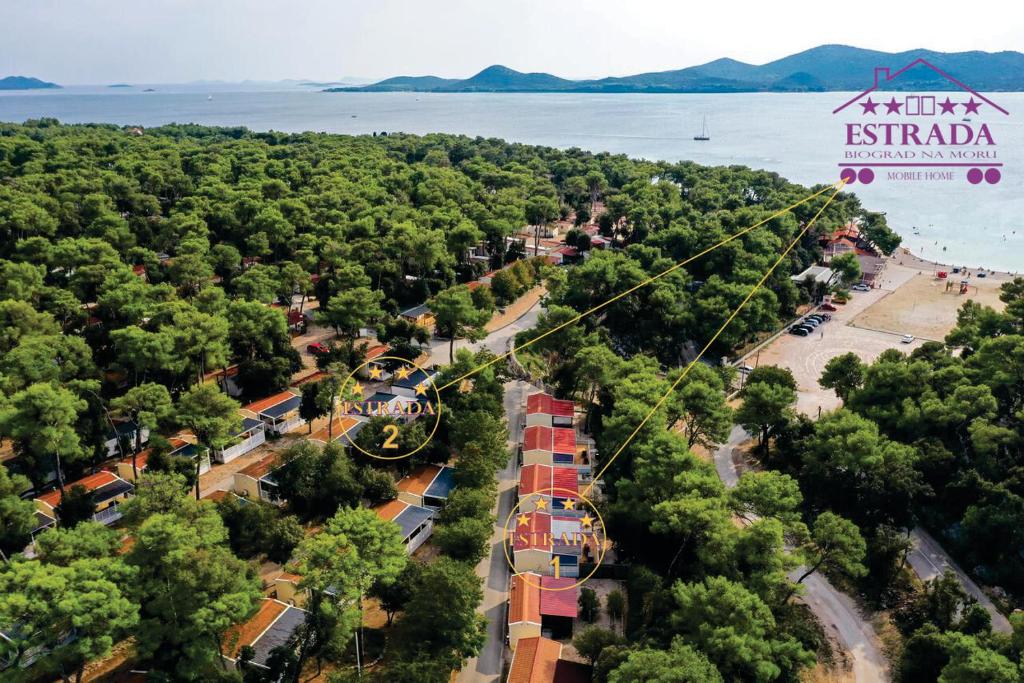 uma vista aérea de um resort com a praia e a água em ESTRADA mobile home em Biograd na Moru