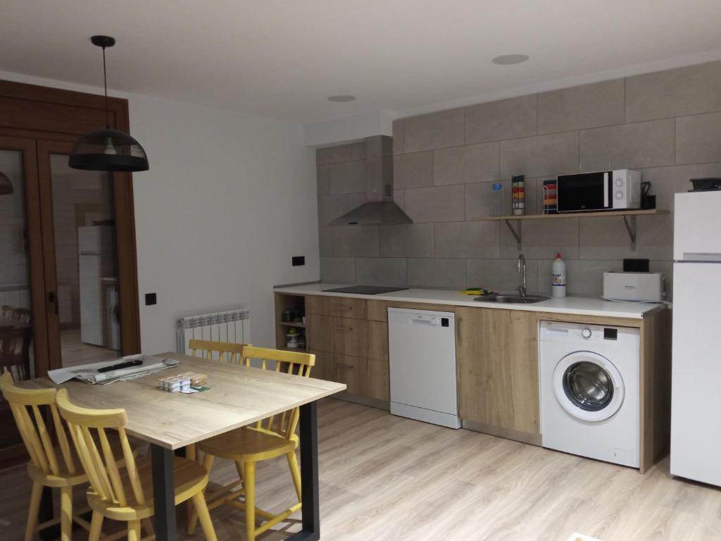 Kuchyň nebo kuchyňský kout v ubytování Apartamentos nuevos con encanto Fio de Neu
