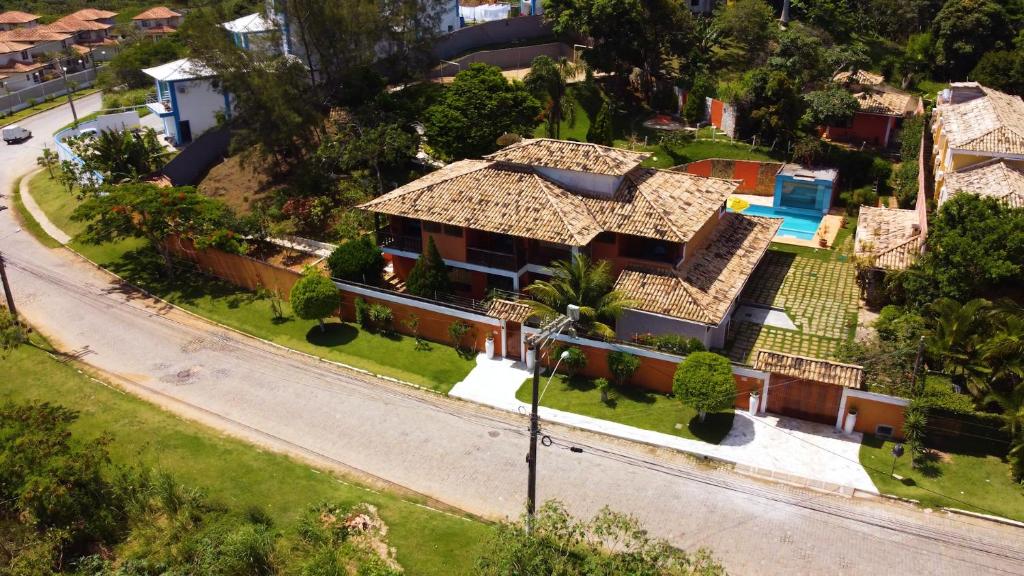 uma vista aérea de uma casa com piscina em Belíssima Casa com extensa área externa - piscina, sauna, churrasqueira e campo de futebol - com 5 suítes e a 500 metros da Rua das Pedras em Búzios