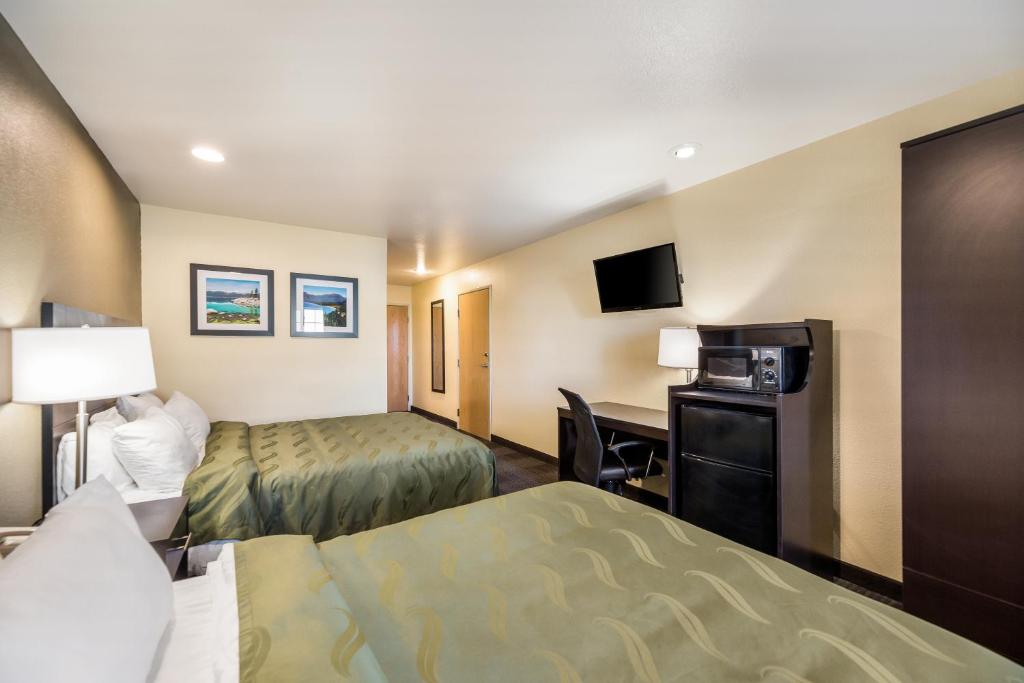 Postel nebo postele na pokoji v ubytování Quality Inn & Suites near NAS Fallon