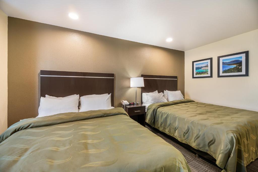Postel nebo postele na pokoji v ubytování Quality Inn & Suites near NAS Fallon