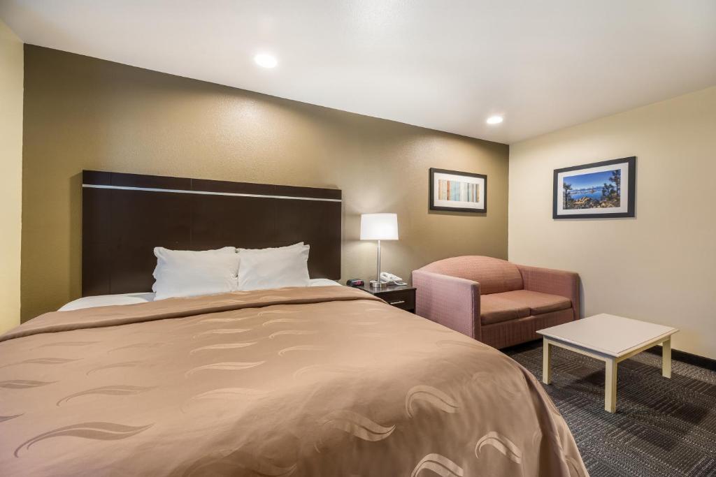 Postel nebo postele na pokoji v ubytování Quality Inn & Suites near NAS Fallon