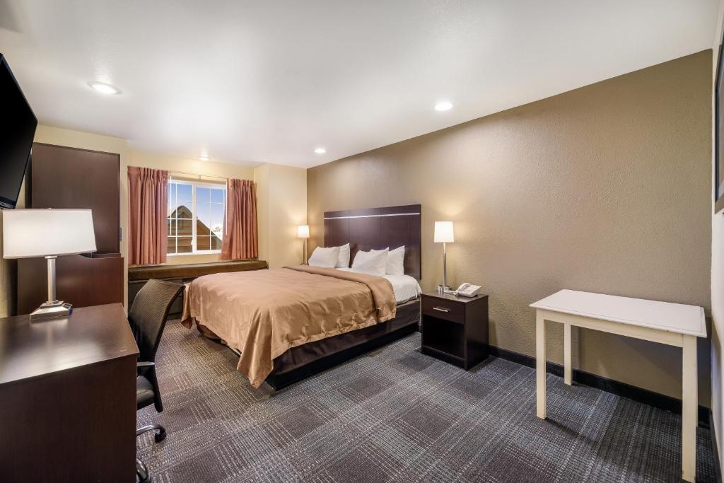 Postel nebo postele na pokoji v ubytování Quality Inn & Suites near NAS Fallon
