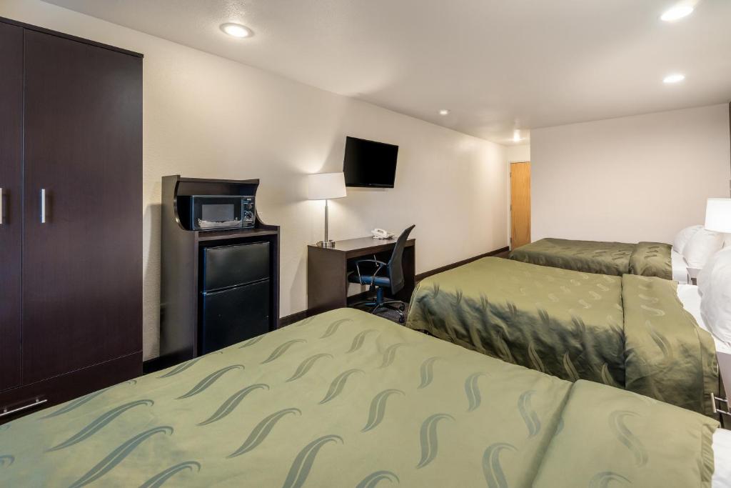 Postel nebo postele na pokoji v ubytování Quality Inn & Suites near NAS Fallon