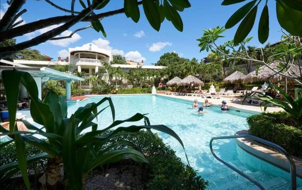 Bazén v ubytování Tamarindo Condo 206 Matapalo nebo v jeho okolí
