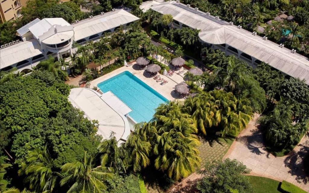 Bazén v ubytování Tamarindo Condo 206 Matapalo nebo v jeho okolí