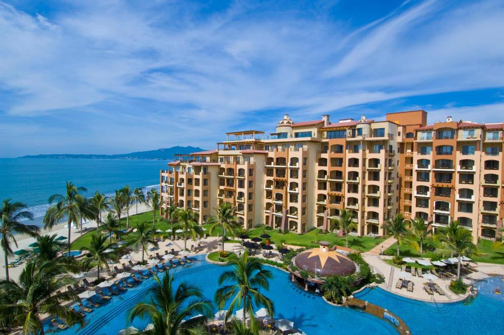 ヌエボ・バジャルタにあるVilla La Estancia Beach Resort & Spa Riviera Nayaritのプールと海を望むリゾートの空からの景色を望めます。