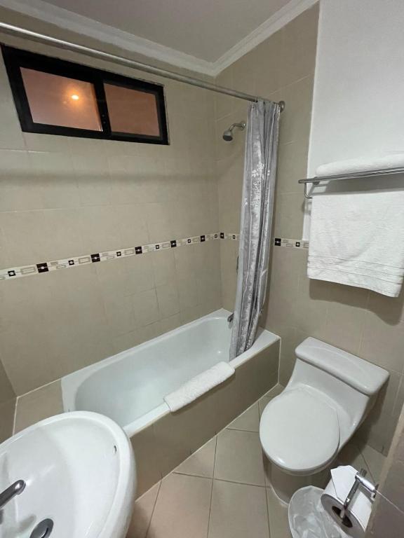Koupelna v ubytování Hotel Plaza Monte Carlo