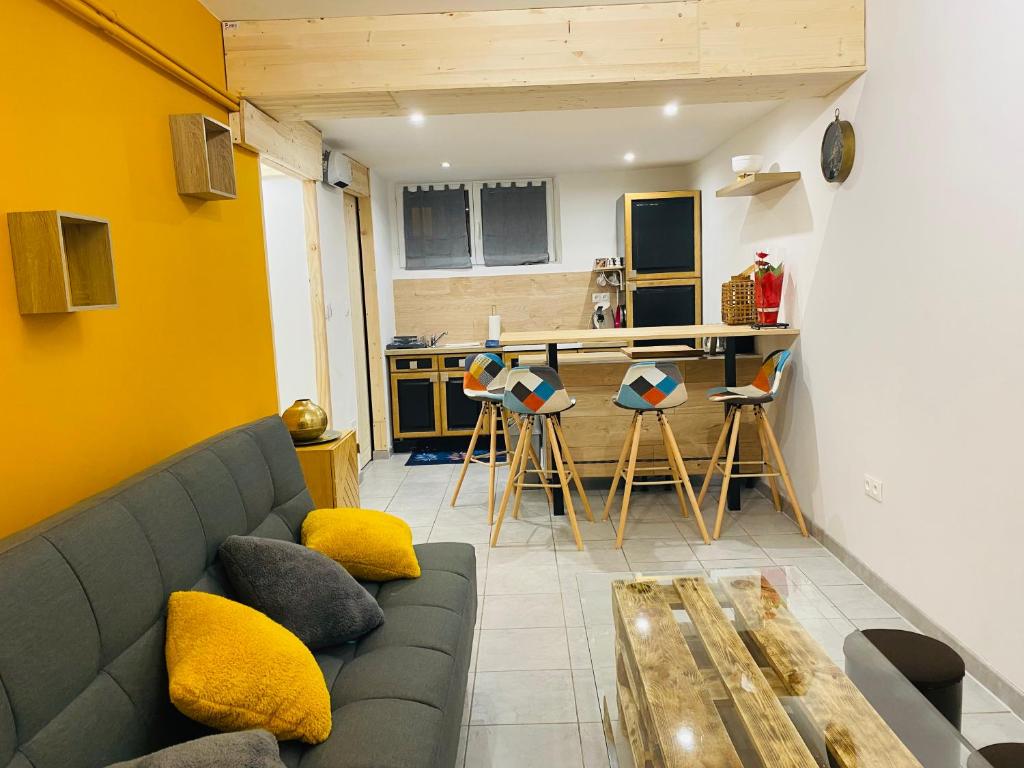 un salon avec un canapé et une table dans l'établissement Logement de 40m2 de plein pieds dans une maison avec parking et piscine partagée, à Jussac