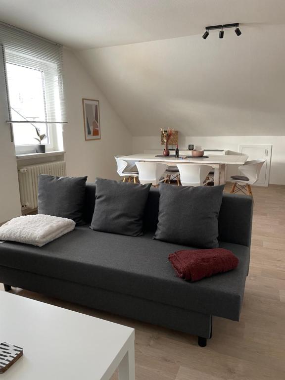 uma sala de estar com um sofá e uma mesa em Ferienwohnung Mica em Bad Kissingen