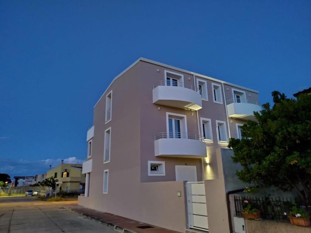 Domo Mea a La Caletta - Rilassanti alloggi con giardino