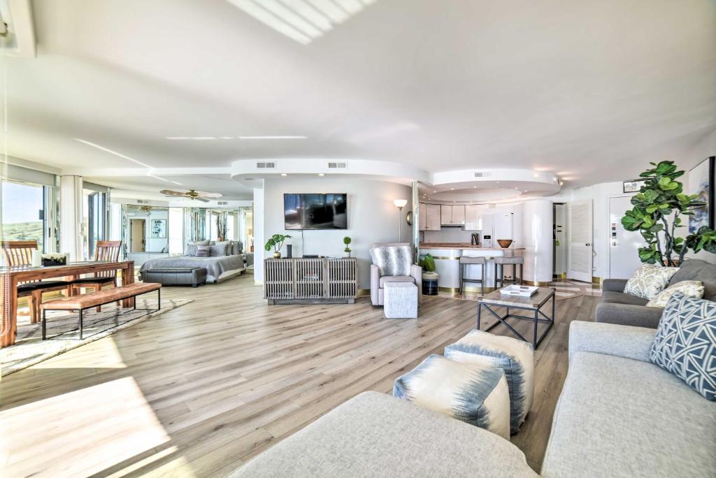 TV a/nebo společenská místnost v ubytování Luxurious Maui Getaway with Panoramic Ocean Views!