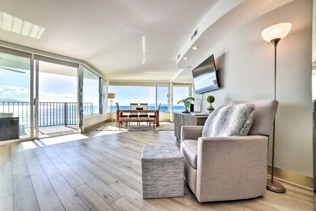 Posezení v ubytování Luxurious Maui Getaway with Panoramic Ocean Views!