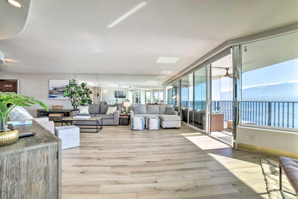 Posezení v ubytování Luxurious Maui Getaway with Panoramic Ocean Views!