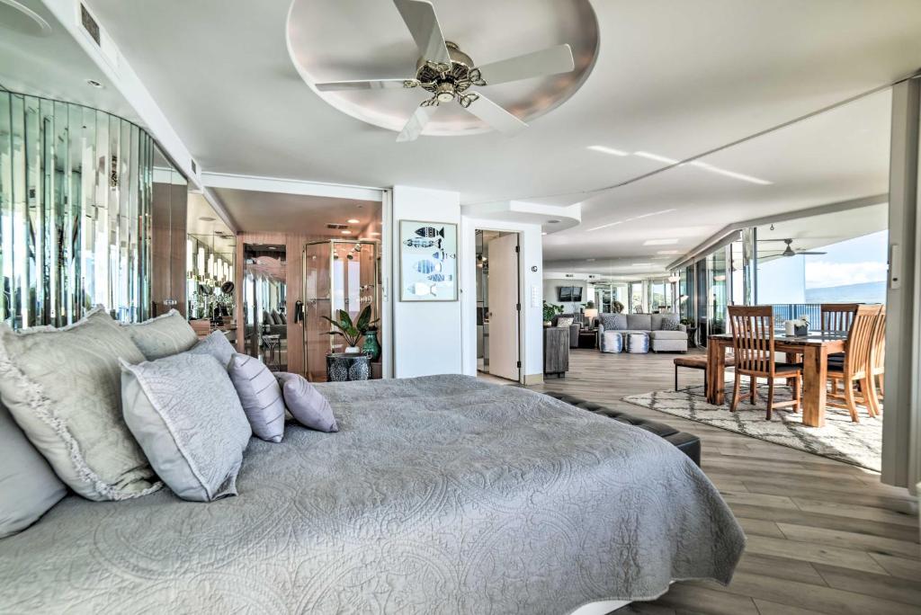 Posezení v ubytování Luxurious Maui Getaway with Panoramic Ocean Views!