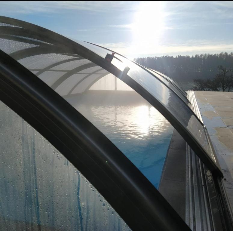 une vue sur un pont au-dessus d'une masse d'eau dans l'établissement FeWo Obstbäumle mit Pool Matzenweilerhof, à Neukirch