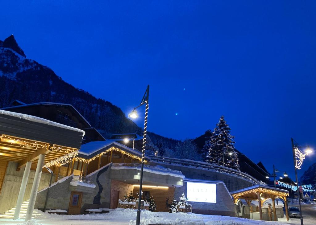 Nespecifikovaný výhled na hory nebo výhled na hory při pohledu z hotelu