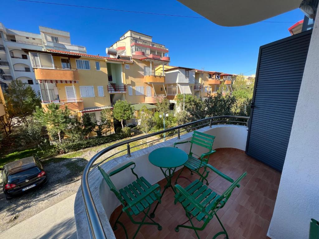 un balcone con sedie, tavolo e auto di Gazi’s Apartament for Rent a Golem