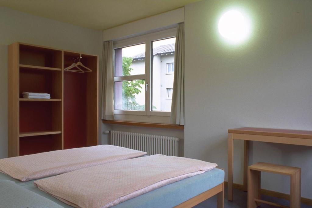 Postel nebo postele na pokoji v ubytování Zurich Youth Hostel