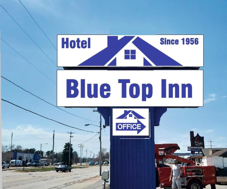 un cartel para un hotel de la posada azul en una calle en Hotel Blue Top Inn, en Stevens Point