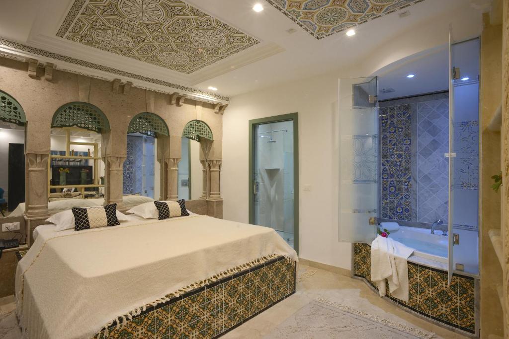 Postel nebo postele na pokoji v ubytování Dar Hammamet Guest House & Hammam
