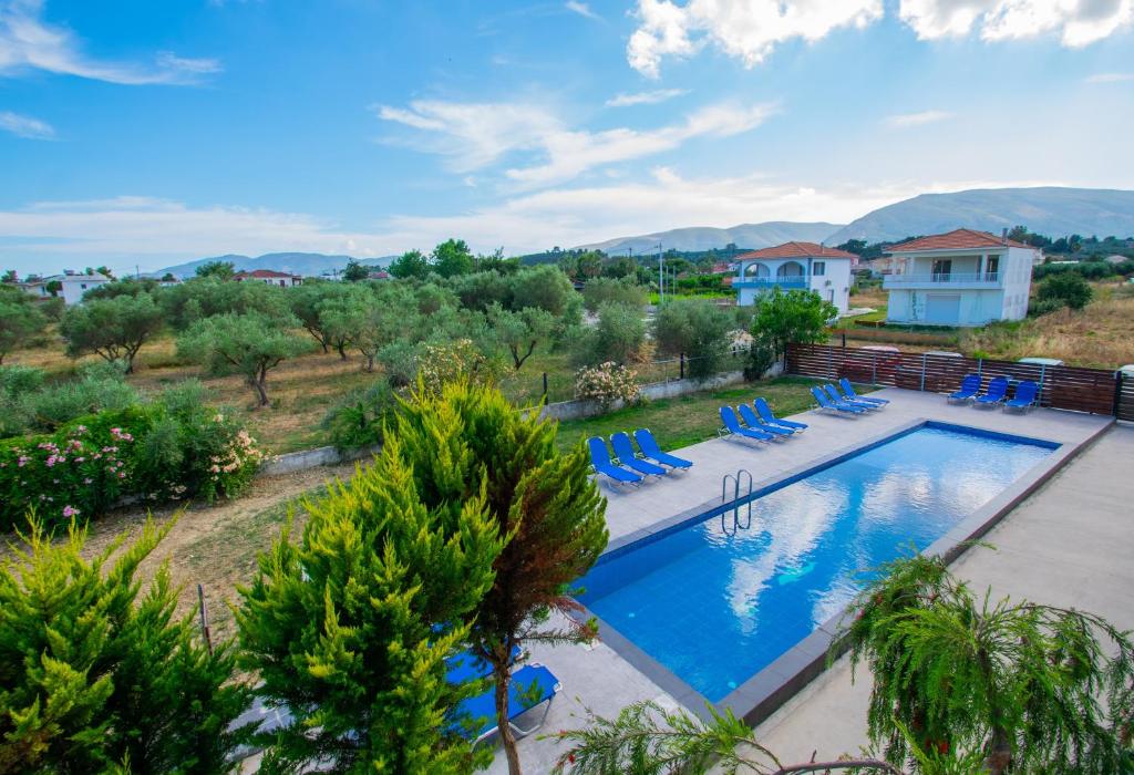 Una vista aérea de una piscina con sillas y árboles. en Brunswick Villa Units Party & Wedding Complex by "elite", en Laganas