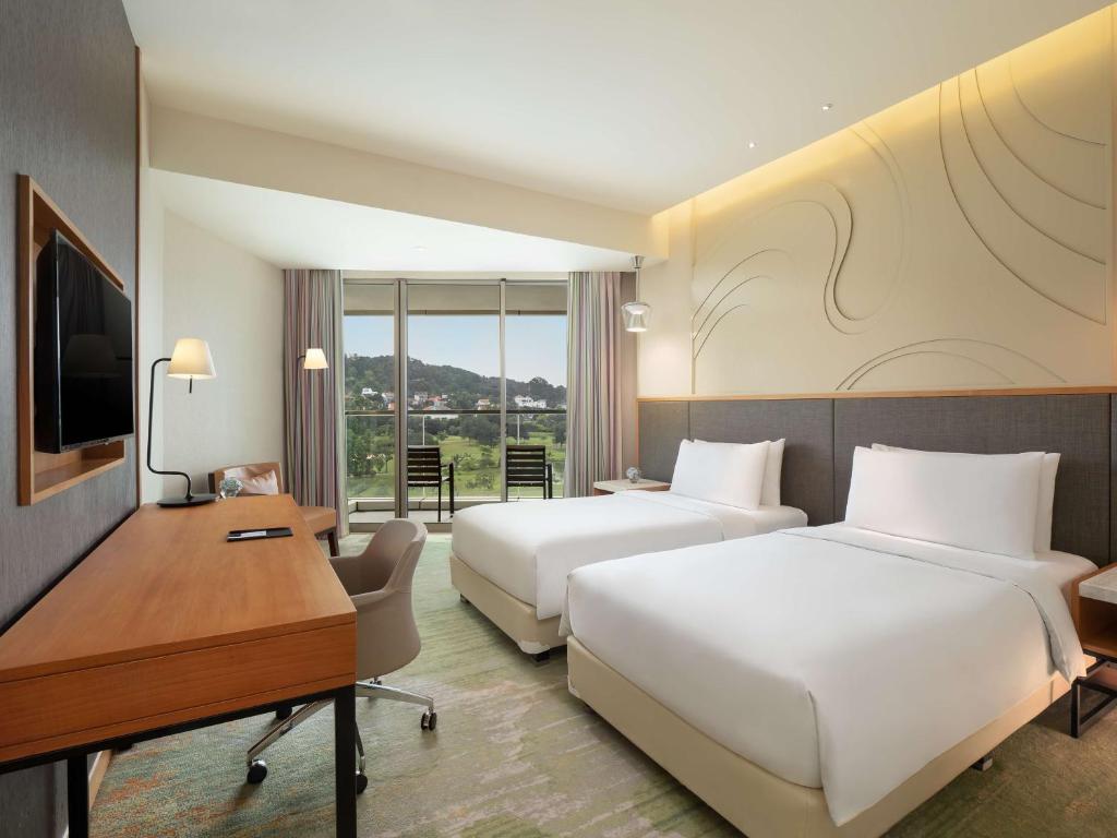 TV a/nebo společenská místnost v ubytování Radisson Golf & Convention Center Batam