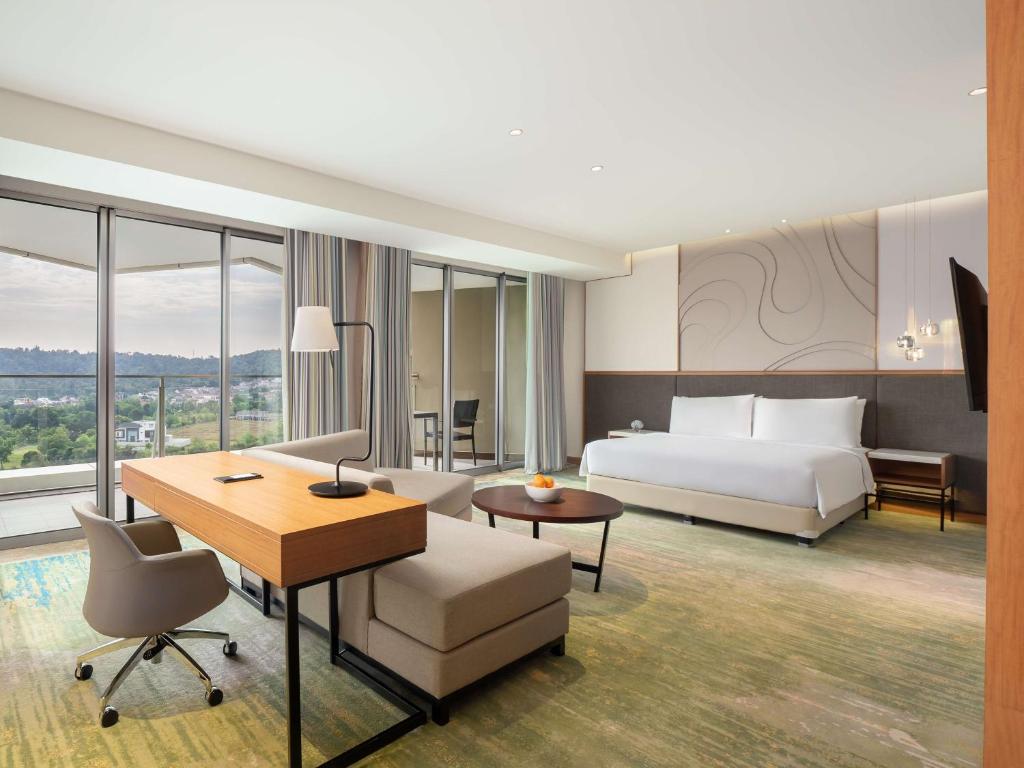 Postel nebo postele na pokoji v ubytování Radisson Golf & Convention Center Batam