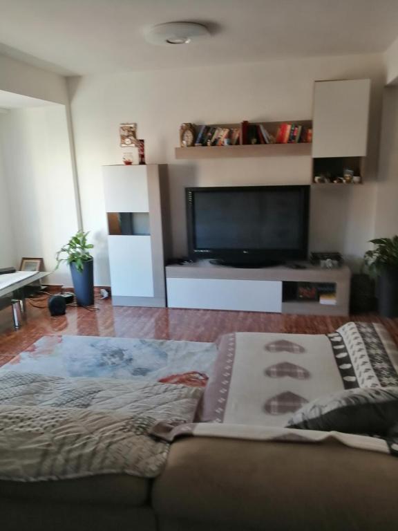a living room with a couch and a flat screen tv at Schöne Wohnung mit WiFi und parkplatz auf der Straße in Oliva