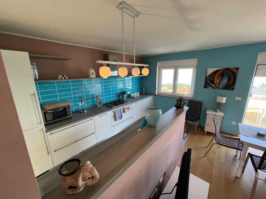 Kuchyňa alebo kuchynka v ubytovaní Panoramic apartment sea view and pool Opatija