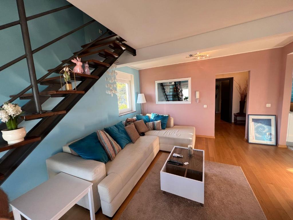Posedenie v ubytovaní Panoramic apartment sea view and pool Opatija