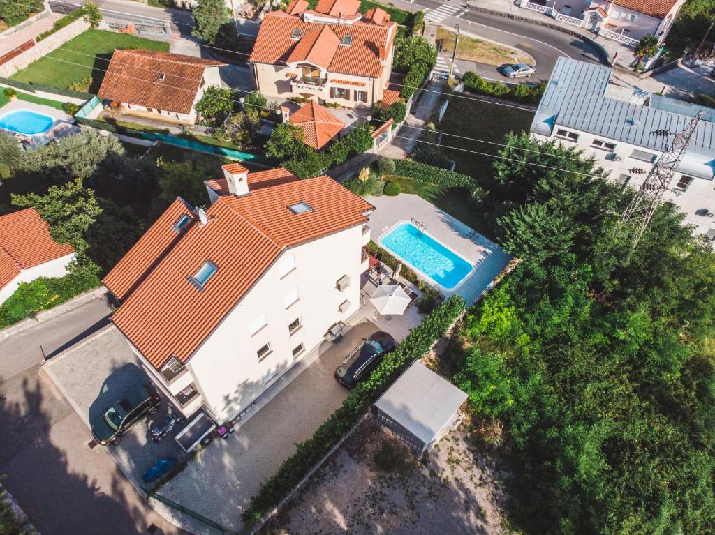Bazén v ubytovaní Panoramic apartment sea view and pool Opatija alebo v jeho blízkosti